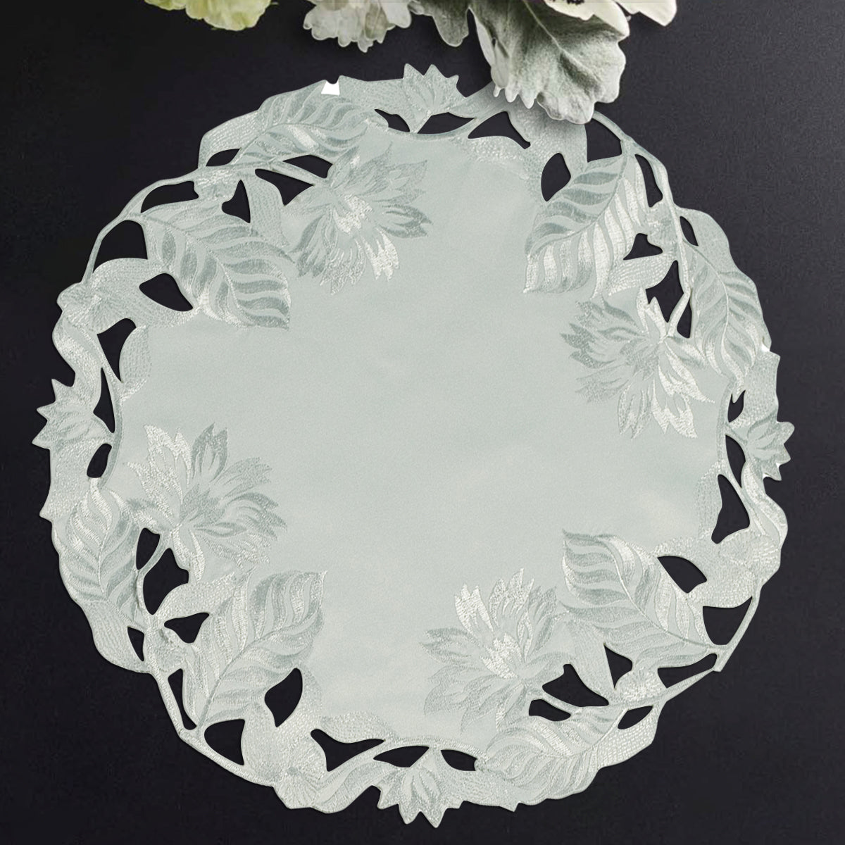 Light Gray Round Linen Placemat Doilies - The Corda Collection - Decozen