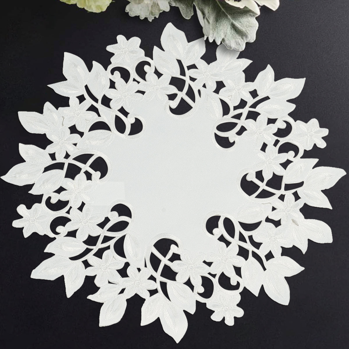 White Round Linen Placemat Doilies - The Darvin Collection - Decozen
