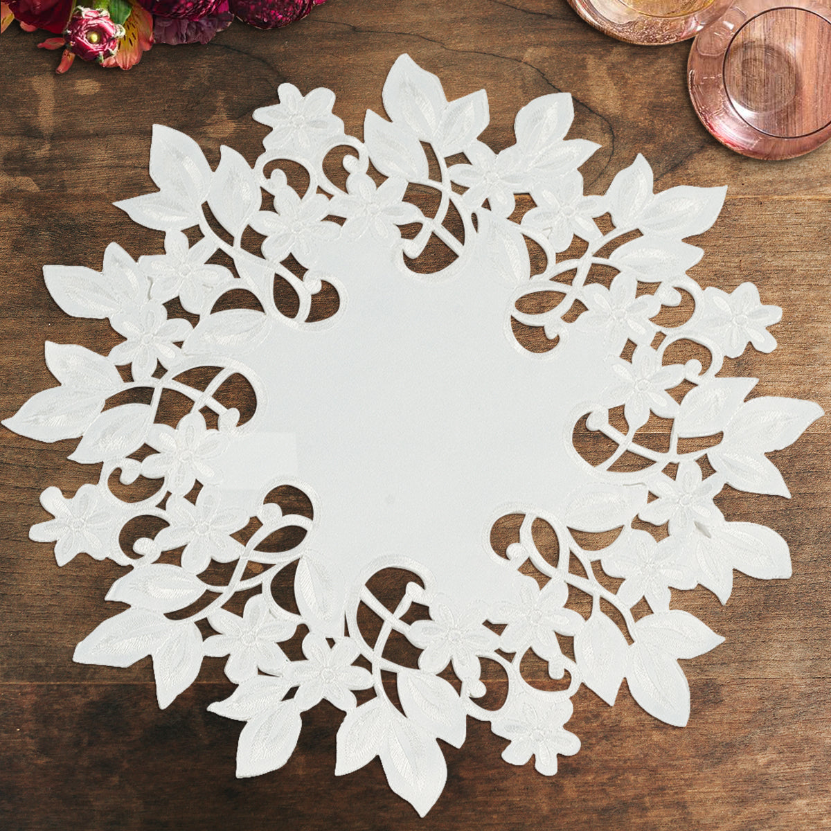 White Round Linen Placemat Doilies - The Darvin Collection - Decozen