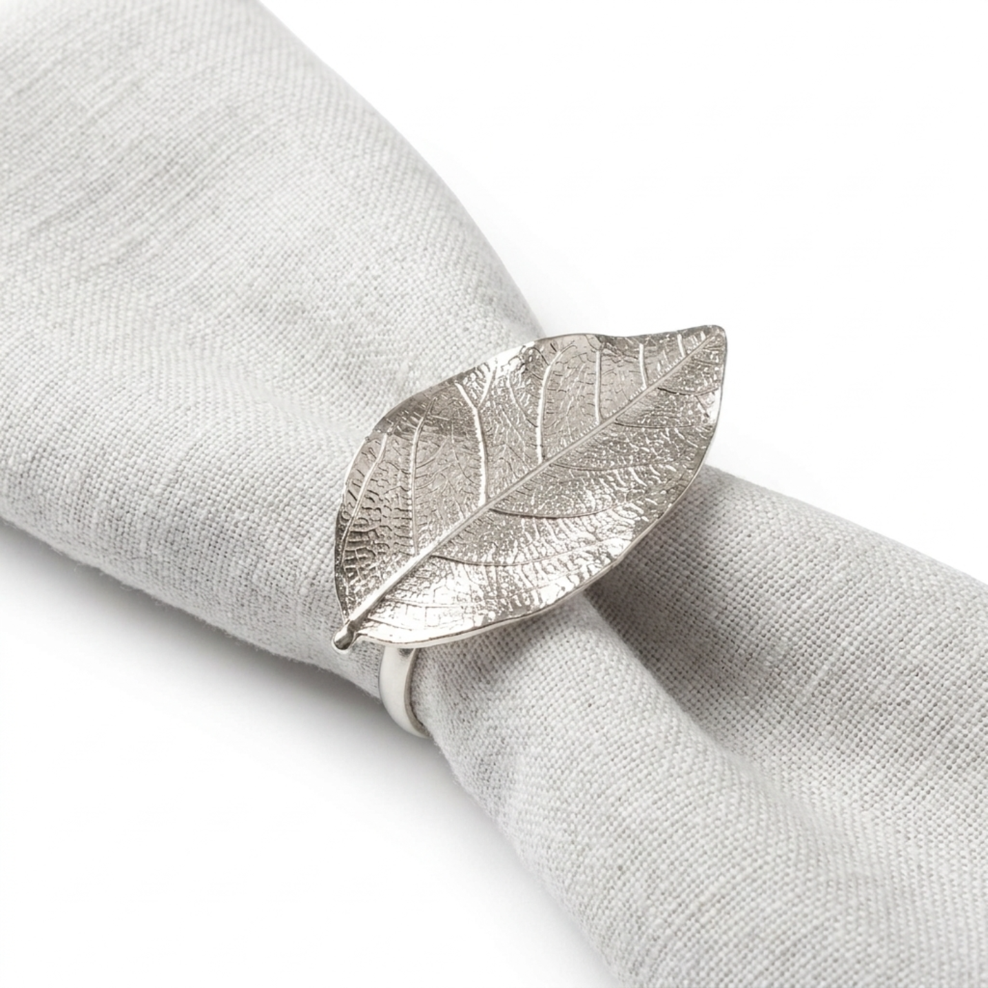 Silver Grace – Napkin Rings in Silver Leaf Design, Elegant Decorative Dining Table Décor
