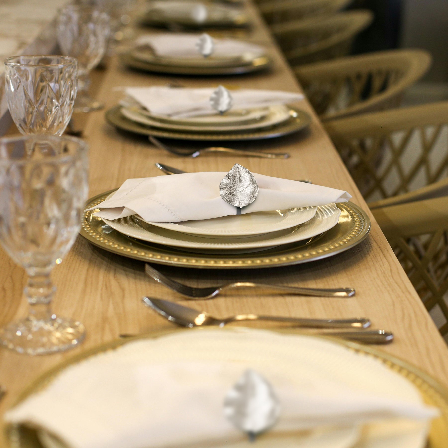 Silver Grace – Napkin Rings in Silver Leaf Design, Elegant Decorative Dining Table Décor - Decozen