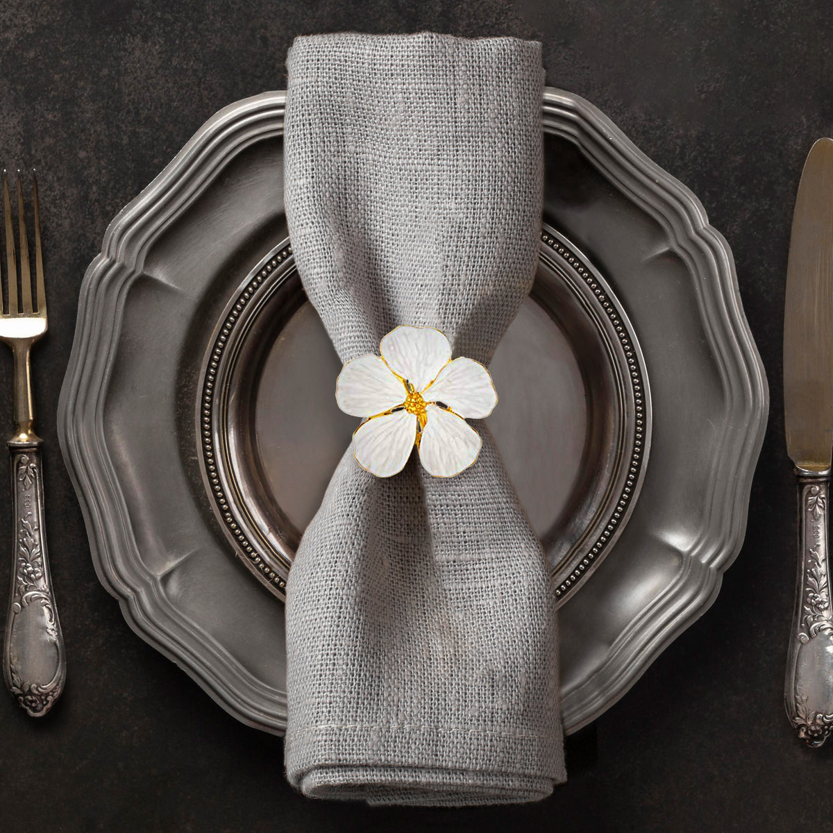Floral Radiance – Napkin Rings in Gold White Flower Design, Luxurious Decorative Dining Table Décor - Decozen