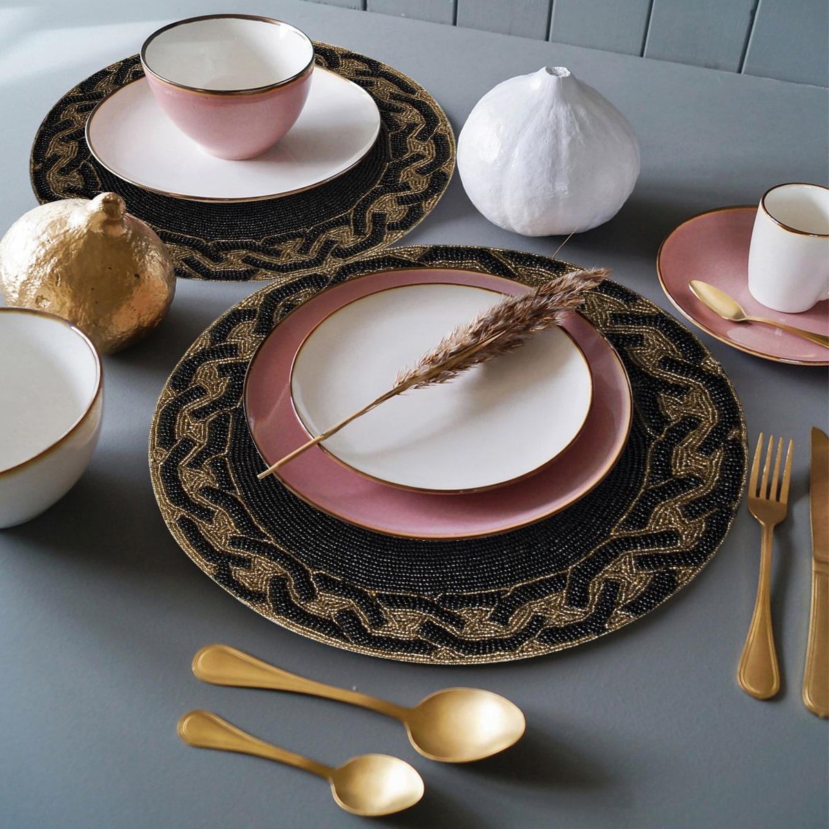 Round Beaded Placemats - 14" Heat-Resistant Table Mats in Black and Gold - Decozen